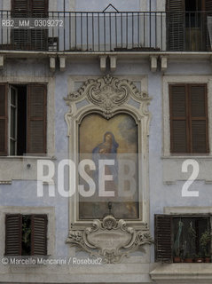Rome, sacred niche in via del Governo vecchio: Madonna Vallicelliana and Saints Felippo Neri and Carlo Borromeo / Roma, edicola sacra in via del Governo vecchioo: Madonna Vallicelliana e i santi Filippo Neri e Carlo Borromeo (1716) - ©Marcello Mencarini/Rosebud2