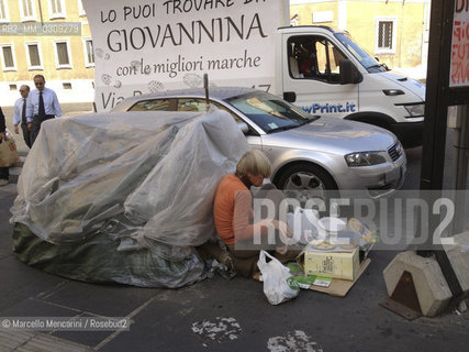 Rome, homeless near Basilica of Santa Maria Maggiore / Roma, clochard vicino alla Basilica di Santa Maria Maggiore - ©Marcello Mencarini/Rosebud2