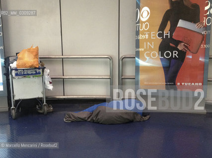 Rome, Homeless at Termini Station / Roma, clochard alla Stazione Termini - 2012 Marcello Mencarini
 ©Marcello Mencarini/Rosebud2