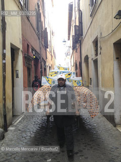 Rome, Man with cart in via dei Cappellari / Roma, uomo con carretto in via dei cappellari - ©Marcello Mencarini/Rosebud2