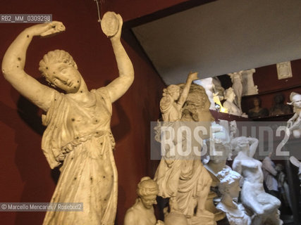 Rome, old atelier of Tadolini family in the bar-restaurant at number 151 of Via del Babuino. The founder of this family of sculptors, Adamo Tadolini, received this studio from his teacher Antonio Canova (1757-1822). In the picture: Dancer with cymbals (plaster statue) / Roma, Antico atelier della famiglia Tadolini, nel ristorante-bar al numero 151 di via del Babuino. Il capostipite di questa famiglia di scultori, Adamo Tadolini, ricevette questo studio dal suo maestro Antonio Canova (1757-1822). Nella foto: Danzatrice con cimbali (statua in gesso) - ©Marcello Mencarini/Rosebud2