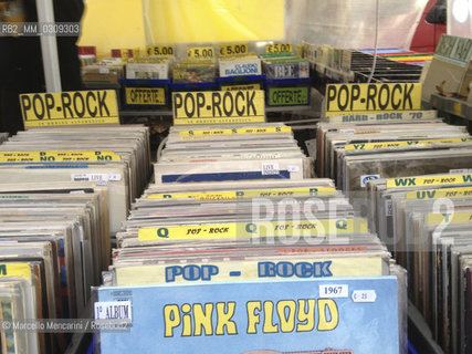 Rome, Vinyl Records for sale on a market stall / Roma, Dischi in vinile in vendita su una bancarella - ©Marcello Mencarini/Rosebud2