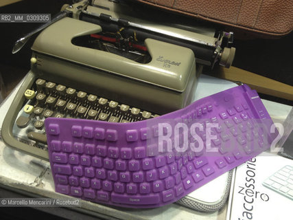 Rome, Typewriter and keyboard in a shop window / Roma, macchina da scrivere e tastiera in una vetrina - ©Marcello Mencarini/Rosebud2
