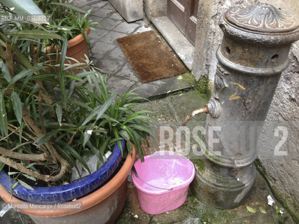 Rome. Drinking fountain in cast iron. In the city there are about 2000 fountains like this, called nasoni (big noses) for their shape / Roma, fontanella pubblica in ghisa. Ci sono circa 2000 fontane come questa a Roma, chiamate nasoni per la loro forma, che distribuiscono gratuitamente acqua pubblica - ©Marcello Mencarini/Rosebud2