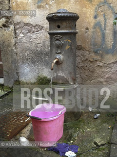 Rome. Drinking fountain in cast iron. In the city there are about 2000 fountains like this; called nasoni (big noses) for their shape / Roma; fontanella pubblica in ghisa. Ci sono circa 2000 fontane come questa a Roma; chiamate nasoni per la loro forma; che distribuiscono gratuitamente acqua pubblica - ©Marcello Mencarini/Rosebud2