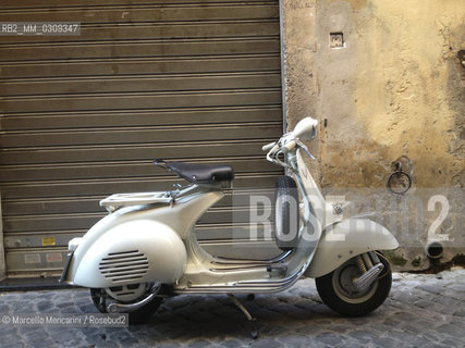 Roma, Scooter Vespa in via del Fico - ©Marcello Mencarini/Rosebud2