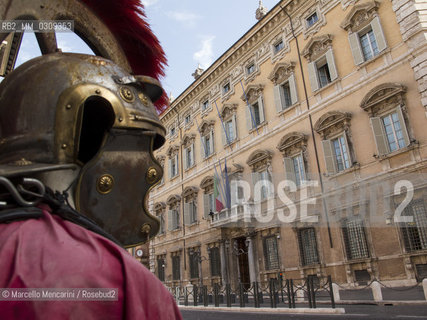Rome, Man wearing a Roman centurion costume in front of Palazzo Montecitorio, seat of Italian Chamber of Deputies / Roma, Uomo in costume da centurione davanti a Palazzo Montecitorio, sede della Camera dei Deputati - ©Marcello Mencarini/Rosebud2