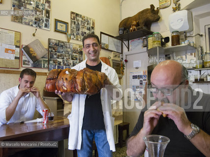 Rome, October 2012. Alessandro Fioravanti, owner of Er Buchetto, a little restaurant where to eat a porchetta panino for lunch (a sanwich with deboned pig layered with herbs, rolled up, and roasted) / Roma, Ottobre 2012. Alessandro Fioravanti, proprietario del ristorante Er Buchetto, una piccola osteria aperta a pranzo, dove mangiare i tipici panini con la porchetta di Ariccia - ©Marcello Mencarini/Rosebud2