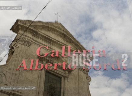 Roma, Parte superiore della facciata della chiesa di Santa Maria in Via riflessa su una vetrina della Galleria Alberto Sordi - ©Marcello Mencarini/Rosebud2