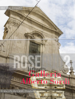 Roma, Parte superiore della facciata della chiesa di Santa Maria in Via riflessa su una vetrina della Galleria Alberto Sordi - ©Marcello Mencarini/Rosebud2