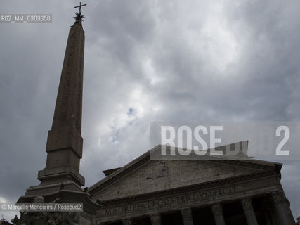 Rome, Tympanum of Pantheon and Obelisk in Piazza della Rotonda / Roma, Timpano del Pantheon e Obelisco in piazza della Rotonda - ©Marcello Mencarini/Rosebud2