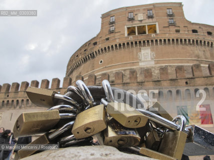 Rome, 2011. Padlocks on Ponte SantAngelo put by couples in love as a symbol of their bond. This trend derives from book Tre metri sopra il cielo (Three Meters Above the Sky) by Federico Moccia and initially concerned only the Milvian Bridge, but then it spread to other bridges in the city / Roma, 2011. Lucchetti su Ponte SantAngelo messi da coppie di innamorati come simbolo del loro legame. La moda è partita dal libro Tre metri sopra il cielo di Federico Moccia e inizialmente riguardava solo Ponte Milvio, per poi estendersi ad altri ponti della città - ©Marcello Mencarini/Rosebud2