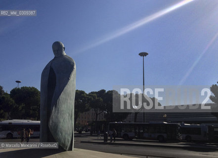 Rome, 2013. Statue of Pope John Paul II in front of Termini Station / Roma, 2013. Statua di papa Giovanni Paolo II davanti alla Stazione Termini - ©Marcello Mencarini/Rosebud2