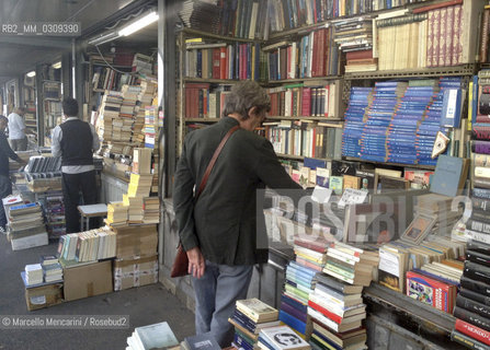 Rome, stalls of used books in front of Termini Station / Roma, bancarelle di libri usati davanti alla Stazione Termini - ©Marcello Mencarini/Rosebud2