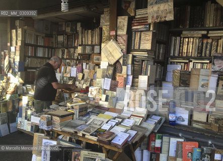 Rome, stalls of used books in front of Termini Station / Roma, bancarelle di libri usati davanti alla Stazione Termini - ©Marcello Mencarini/Rosebud2