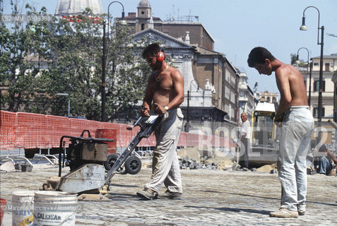 Rome, Cavour Bridge, 1999. Work in progress for Jubilee 2000 / Roma, Ponte Cavour 2000. Lavori in corso per il Giubileo del 2000,
 ©Marcello Mencarini/Rosebud2