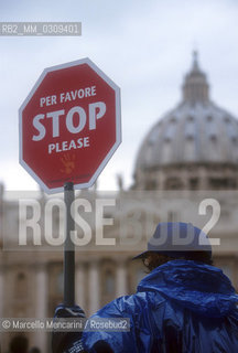 Vatican City, St. Peters Square, 21 Nov 1999. A Jubilee volunteer / Città del Vaticano, piazza San Pietro, 21 novembre 1999. Un volontario del Giubileo - ©Marcello Mencarini/Rosebud2