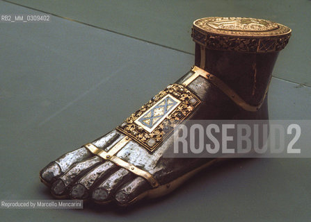 Rome, Palazzo Venezia, Romei e Giubilei (Pilgrims and Jubilees) Exhibition, 2000. Reliquary containing the St. Jacobs foot. Priorship of Saint-Nicolas dOignes, Namur, Belgium. (13th century) / Roma, Palazzo Venezia, Mostra Romei e Giubilei, 2000. Reliquiario contenente il piede di San Giacomo. Priorato di Saint-Nicolas dOignes, Namur, Belgio. (13 ° secolo) - Reproduced by Marcello Mencarini
/Rosebud2
