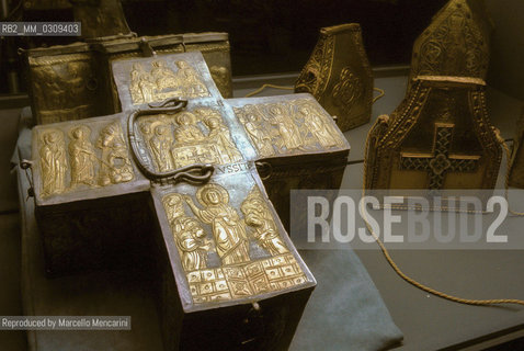 Rome, Palazzo Venezia, Romei e Giubilei (Pilgrims and Jubilees) Exhibition, 2000. Shrine of the Holy Cross of Pope Pasquale I (9th century). Biblioteca Apostolica vaticana, Museo Sacro / Roma, Palazzo Venezia, Mostra Romei e Giubilei, 2000. Santuario della Santa Croce di Papa Pasquale I (9 ° secolo). Biblioteca Apostolica Vaticana, Museo Sacro - Reproduced by Marcello Mencarini
/Rosebud2