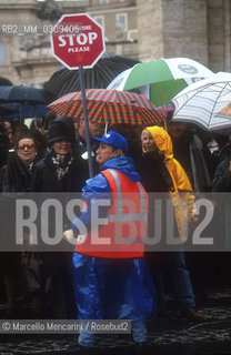 Vatican City, St. Peters Square, 21 Nov 1999. A Jubilee volunteer / Città del Vaticano, piazza San Pietro, 21 novembre 1999. Un volontario del Giubileo - ©Marcello Mencarini/Rosebud2