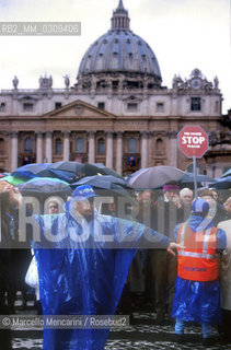Vatican City, St. Peters Square, 21 Nov 1999. Jubilee volunteers / Città del Vaticano, piazza San Pietro, 21 novembre 1999. Volontari del Giubileo - ©Marcello Mencarini/Rosebud2