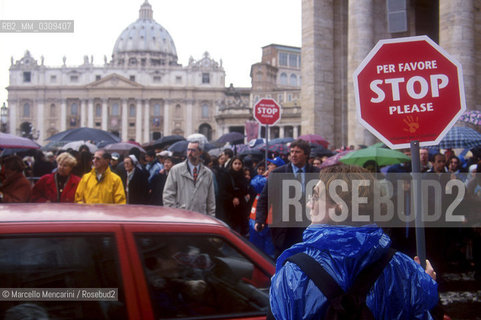 Vatican City, St. Peters Square, 21 Nov 1999. A Jubilee volunteer / Città del Vaticano, piazza San Pietro, 21 novembre 1999. Una volontaria del Giubileo - ©Marcello Mencarini/Rosebud2