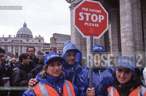 Vatican City, St. Peters Square, 21 Nov 1999. Jubilee volunteers / Cittaà del Vaticano, piazza San Pietro, 21 novembre 1999. Volontari del Giubileo - ©Marcello Mencarini/Rosebud2