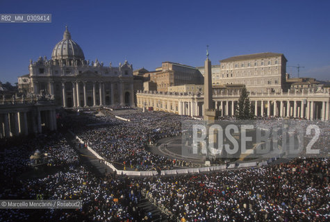 Vatican City, St. Peters Square, January 2, 2000. Crowd attenfding the Childrens Jubilee / Città del Vaticano, piazza San Pietro, 2 gennaio 2000. Folla che partecipa al Giubileo dei bambini - ©Marcello Mencarini/Rosebud2