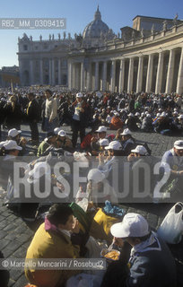 Vatican City, St. Peters Square, January 2, 2000. Crowd attenfding the Childrens Jubilee / Città del Vaticano, piazza San Pietro, 2 gennaio 2000. Folla che partecipa al Giubileo dei bambini - ©Marcello Mencarini/Rosebud2