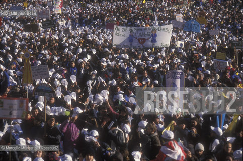 Vatican City, St. Peters Square, January 2, 2000. Crowd attenfding the Childrens Jubilee / Città del Vaticano, piazza San Pietro, 2 gennaio 2000. Folla che partecipa al Giubileo dei bambini - ©Marcello Mencarini/Rosebud2