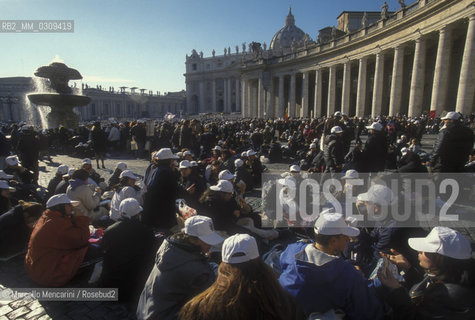 Vatican City, St. Peters Square, January 2, 2000. Crowd attenfding the Childrens Jubilee / Città del Vaticano, piazza San Pietro, 2 gennaio 2000. Folla che partecipa al Giubileo dei bambini - ©Marcello Mencarini/Rosebud2