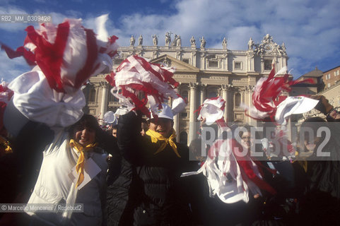 Vatican City, St. Peters Square, January 2, 2000. People attenfding the Childrens Jubilee / Città del Vaticano, piazza San Pietro, 2 gennaio 2000. Ragazzi che partecipano al Giubileo dei bambini - ©Marcello Mencarini/Rosebud2