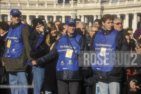 Vatican City, St. Peters Square, 2000. Jubilee volunteers / Cittaà del Vaticano, Piazza San Pietro, 2000. Volontari del Giubileo - ©Marcello Mencarini/Rosebud2