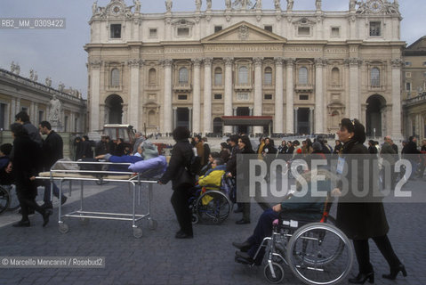 Rome, San Giovanni in Laterano Square, February 11, 2000. Pilgrims attending the Jubilee of the Sicks and Health Care Workers / Città del Vaticano, piazza di San Giovanni in Laterano, 11 febbraio 2000. Pellegrini che partecipano al Giubileo dei malati e degli operatori sanitari - ©Marcello Mencarini/Rosebud2