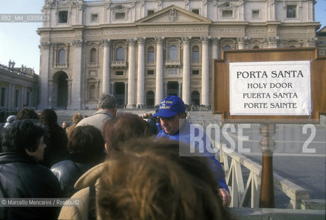 Vatican City, St. Peters Square, Jubilee 2000. People queue to enter the Holy Door / Città del Vaticano, piazza San Pietro, Giubileo 2000. Coda per lingresso alla porta Santa - ©Marcello Mencarini/Rosebud2