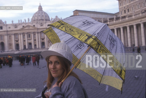 Rome, St. Peters Square, 2000. Jubilee merchandise: St. Peters dome shaped hat and umbrella / Roma, Piazza San Pietro, 2000. Souvenirs del Giubileo: ombrello e cappello a forma di cupola di San Pietro - ©Marcello Mencarini/Rosebud2