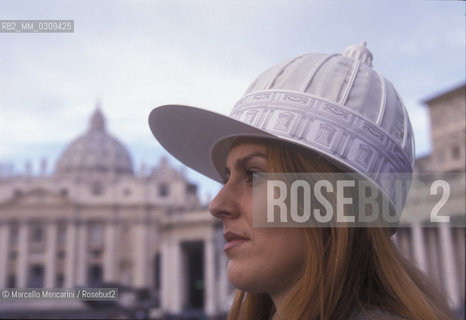 Rome, St. Peters Square, 2000. Jubilee merchandise:  A St. Peters dome shaped hat / Roma, Piazza San Pietro, 2000. Souvenirs del Giubileo: cappello a forma di cupola di san Pietro - ©Marcello Mencarini/Rosebud2