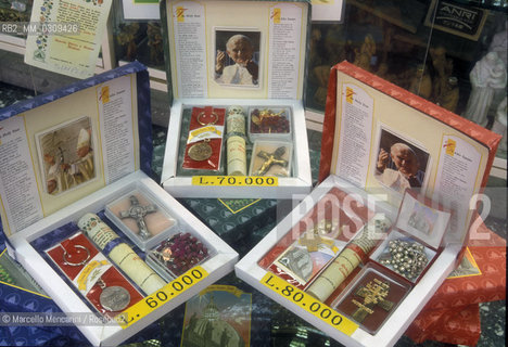 Rome, St. Peters Square, 2000. Jubilee merchandise: set of prayer / Roma, Piazza San Pietro, 2000. Souvenirs del Giubileo: set da preghiera - ©Marcello Mencarini/Rosebud2