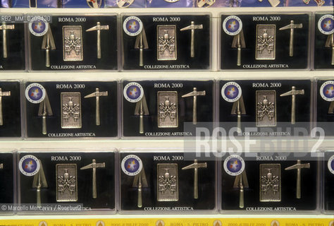 Rome, St. Peters Square, 2000. Jubilee merchandise / Roma, Piazza San Pietro, 2000. Souvenirs del Giubileo - ©Marcello Mencarini/Rosebud2