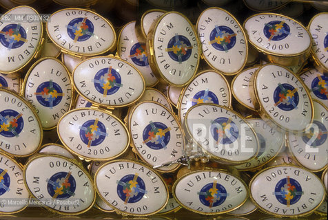 Rome, St. Peters Square, 2000. Jubilee merchandise / Roma, Piazza San Pietro, 2000. Souvenirs del Giubileo - ©Marcello Mencarini/Rosebud2