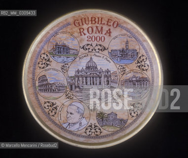 Rome, St. Peters Square, 2000. Jubilee merchandise: dish / Roma, Piazza San Pietro, 2000. Souvenirs del Giubileo: piatto - ©Marcello Mencarini/Rosebud2