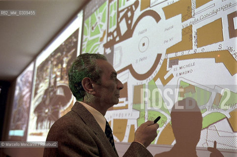 Rome, 1999. Admiral Franco De Girolamo, chief of the Jubilee Agency Situation Room / Roma, 1999. Lammiraglio Franco de Girolamo, capo della sala Operativa dellAgenzia per il Giubileo - ©Marcello Mencarini/Rosebud2