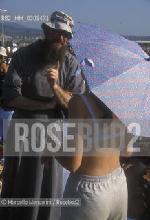 Rome, Tor Vergata, August 20, 2000. .Jubilee of young people, priest who speaks with a girl / Roma, Tor Vergata, 20 agosto 2000. Giubileo dei giovani, prete che parla con una ragazza - ©Marcello Mencarini/Rosebud2