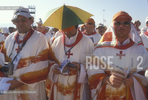 Rome, Tor Vergata, August 20, 2000. .Jubilee of young people. Priests attending the event / Roma, Tor Vergata, 20 agosto 2000. Giubileo dei giovani. Preti che assistono allevento - ©Marcello Mencarini/Rosebud2