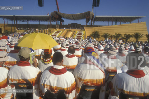 Rome, Tor Vergata, August 20, 2000. .Jubilee of young people. Priests attending the event / Roma, Tor Vergata, 20 agosto 2000. Giubileo dei giovani. Preti che assistono allevento - ©Marcello Mencarini/Rosebud2