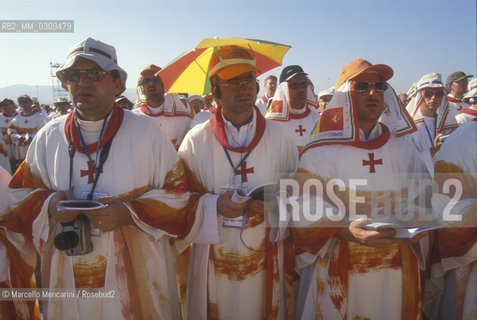 Rome, Tor Vergata, August 20, 2000. .Jubilee of young people. Priests attending the event / Roma, Tor Vergata, 20 agosto 2000. Giubileo dei giovani. Preti che assistono allevento - ©Marcello Mencarini/Rosebud2