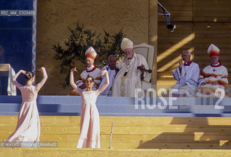 Rome, Tor Vergata, August 20, 2000. Jubilee of Young People. Pope John Paul II attending a ballet / Roma, Tor Vergata, 20 agosto 2000. Giubileo dei giovani. Papa Giovanni Paolo II assiste a un balletto - ©Marcello Mencarini/Rosebud2