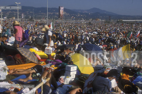 Rome, Tor Vergata, August 20, 2000. .Jubilee of young people / Roma, Tor Vergata, 20 agosto 2000. Giubileo dei giovani - ©Marcello Mencarini/Rosebud2
