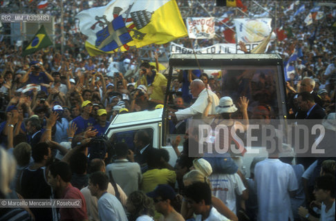 Pope John Paul II arriving at the JUBILEE OF YOUNG PEOPLE, Tor Vergata, Rome August 2000 / Papa Giovanni Paolo II arriva al GIUBILEO DEI GIOVANI, Tor Vergata, Roma, agosto 2000 ©Marcello Mencarini/Rosebud2