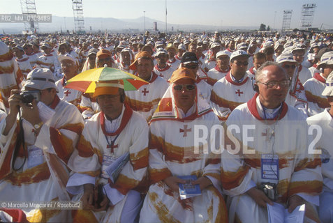 Rome, Tor Vergata, August 20, 2000. .Jubilee of young people. Priests attending the event / Roma, Tor Vergata, 20 agosto 2000. Giubileo dei giovani. Preti che assistono allevento - ©Marcello Mencarini/Rosebud2
